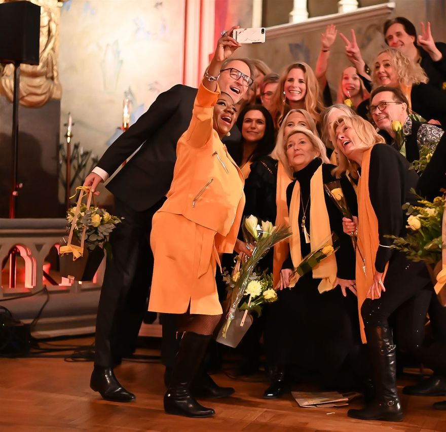 Tomas Ledin med Gladys del Pilar och kören i ett bra selfieögonblick.