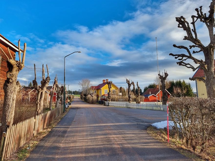 Skillingarums by i utkanten av den lilla staden Vimmerby där jag hade mitt godaste barndomsland i det gula huset.
