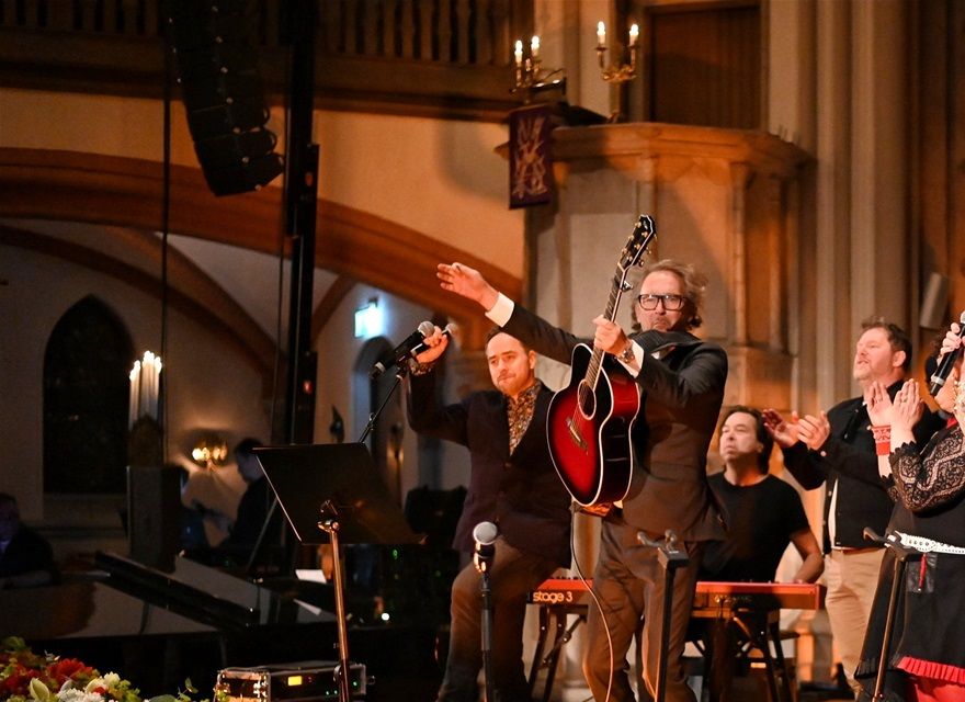 Ett hopp om bättre tider gav mig en god idé. Att fotografera på Tomas Ledins konsert som inbringade 2 miljoner.