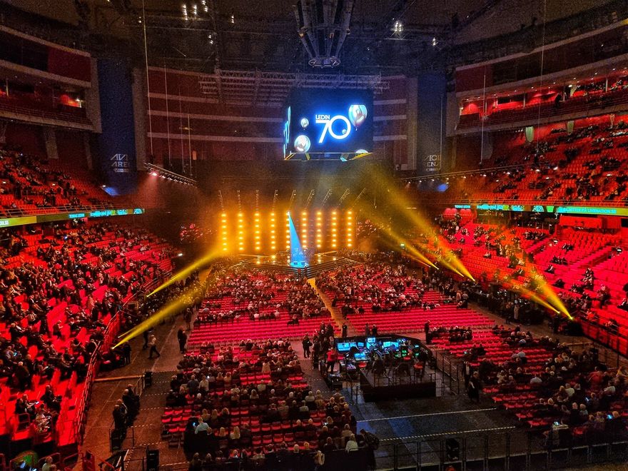 Avicii Arena är på mitt bästa vis. Det är dags för han som tog mig till Stockholm ikväll att gå upp på scenen snart. Tomas Ledin.