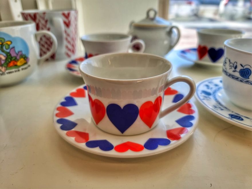 Att gå på loppis på ett gott vis är mitt bästa val idag då jag hade ett gott lördagshäng på Stigs konditori med kaffet och mitt roliga sällskap till bords på mitt vis.