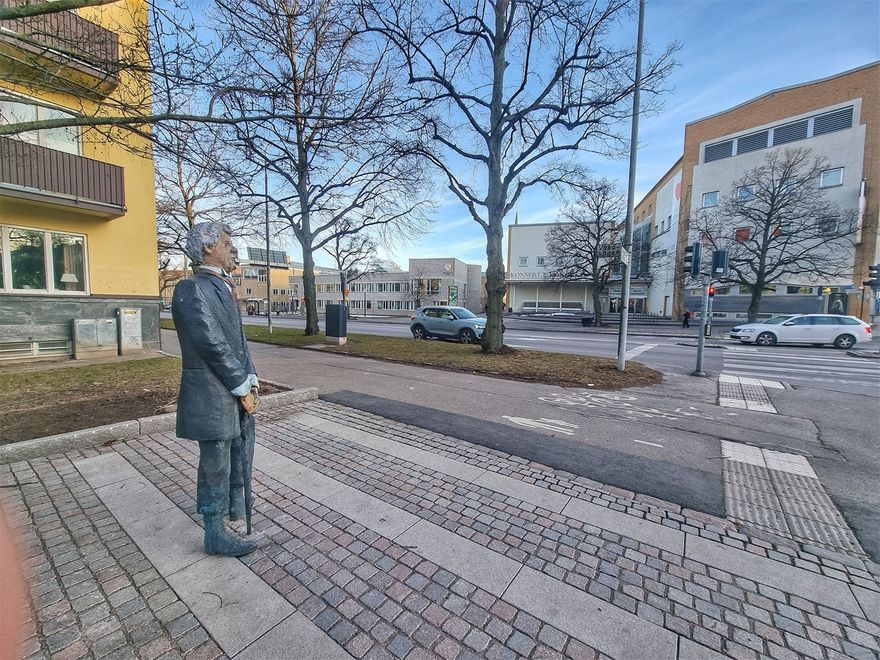 Mitt i Vasastans hjärta i Linköping står Tage Danielsson staty på sitt vis. Hans gamla skola hade jag i mitt ungdomsår också. Den är stadens gymnasium och heter Katedralskolan. Här är jag ofta.