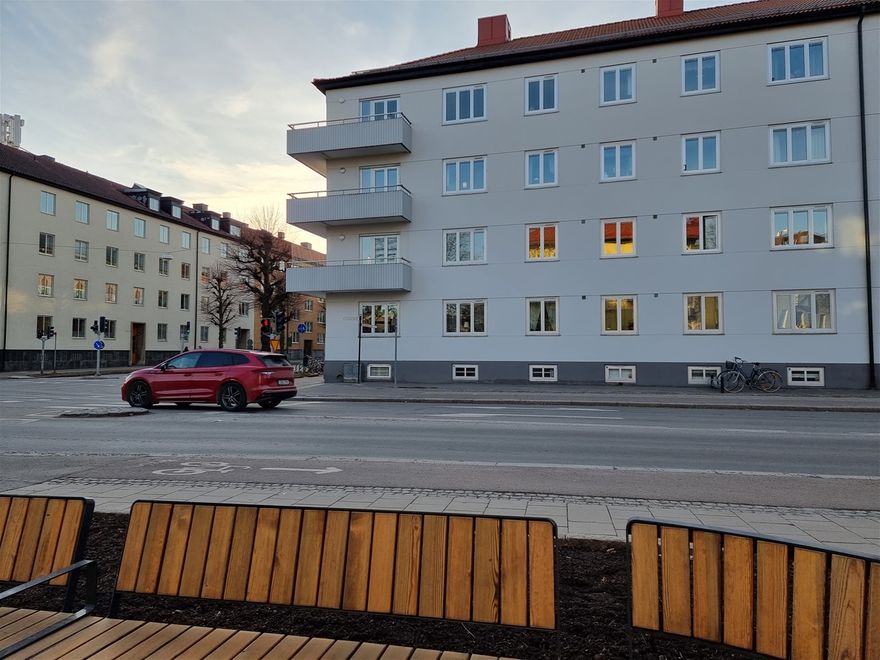 Får jag lov att visa mig där igen tror ni? Nu har mitt yngsta barn blivit mitt klokaste som tar ett stort ansvar och har köpt min bostadsrätt. Här är gott om plats att sitta på en bänk i Vasastans mysigaste kvarter.