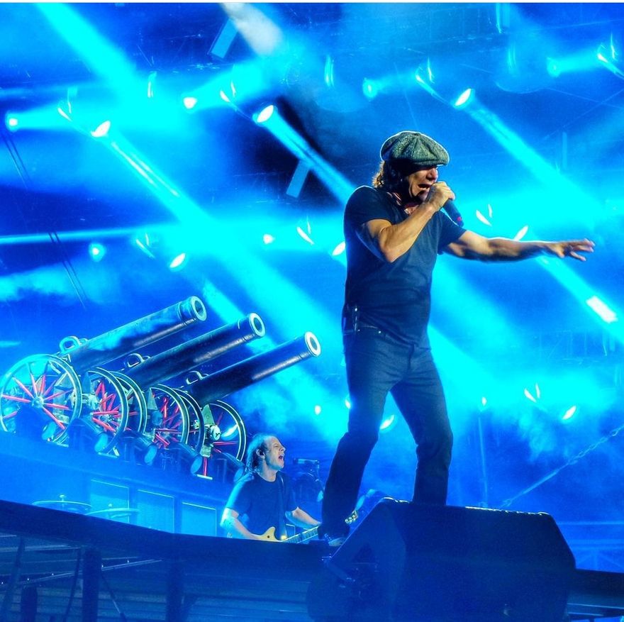 Min bild blev gillad på Instagram av Brian Johnson som är sångare i AC/DC. Jag tror jag svimmade av glädje över den bekräftelsen. Min konsertbild är på Friends Arena och där hade jag min godaste utsikt mot scenen. Bilden blev vald till årets bild med temat blå i en fototävling jag deltog i.